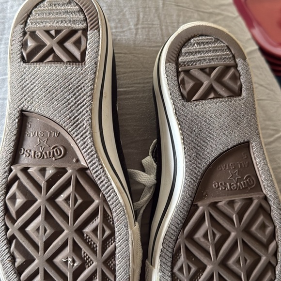 Black converse 
Size 7 - Picture 2 of 2